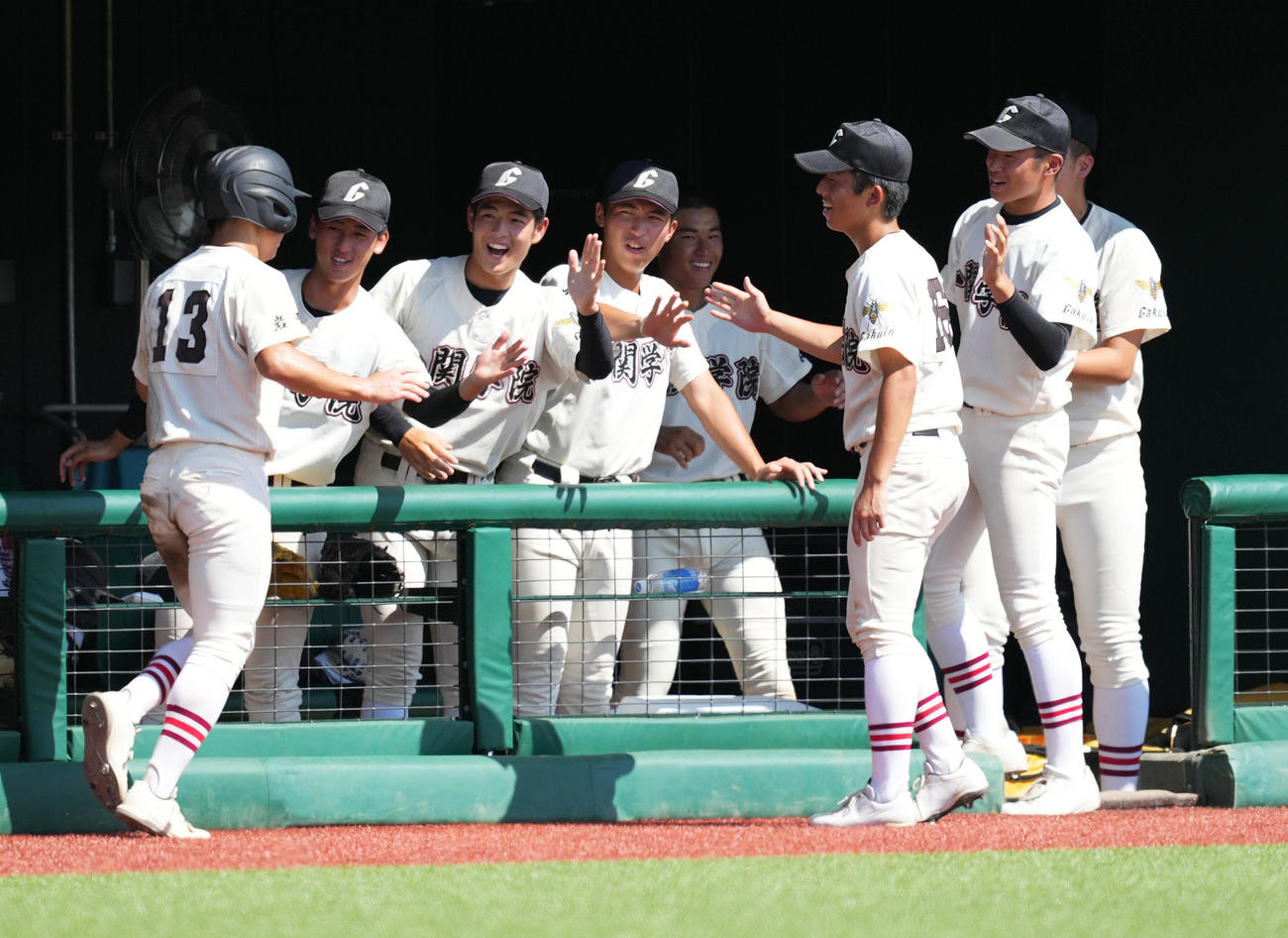 盛岡商対一関学院　6回裏一関学院1死一、三塁、村上のスクイズで生還した山内（左端）を笑顔で迎える一関学院ナイン（撮影・菅敏）