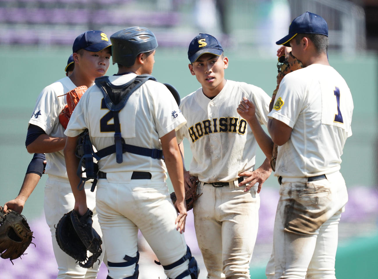 盛岡商対一関学院　6回、マウンドに集まる盛岡商ナイン（撮影・菅敏）