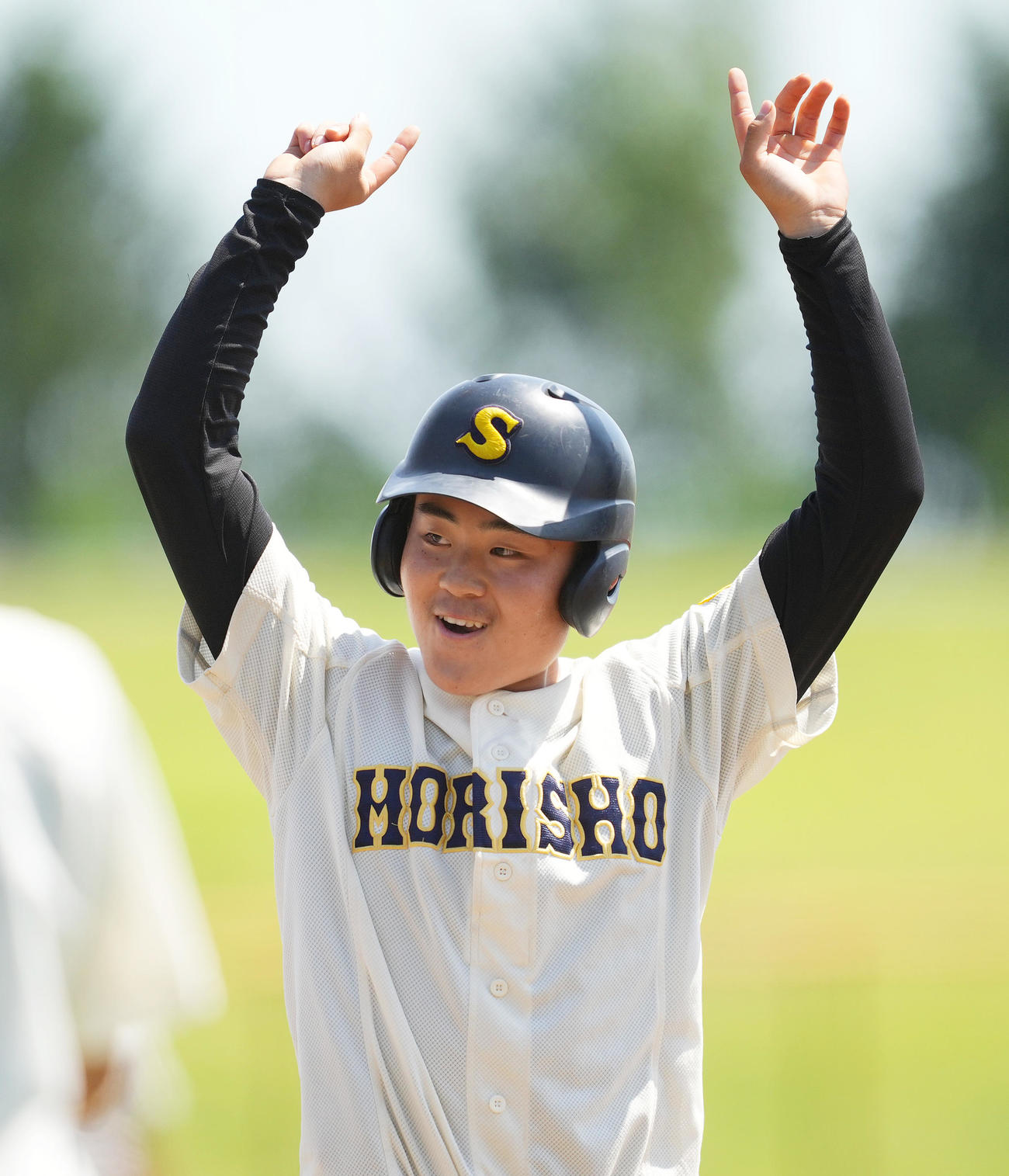盛岡商対一関学院　4回表盛岡商2死二、三塁、同点の中適時打を放ち、ポーズをとる主浜（撮影・菅敏）