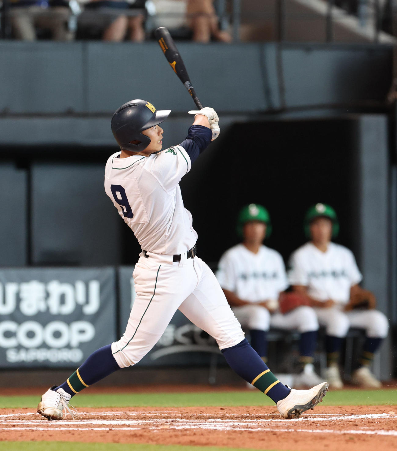 士別翔雲対旭川明成　7回裏旭川明成2死一、二塁、小笠原は左越え3点本塁打を放つ（撮影・佐藤翔太）