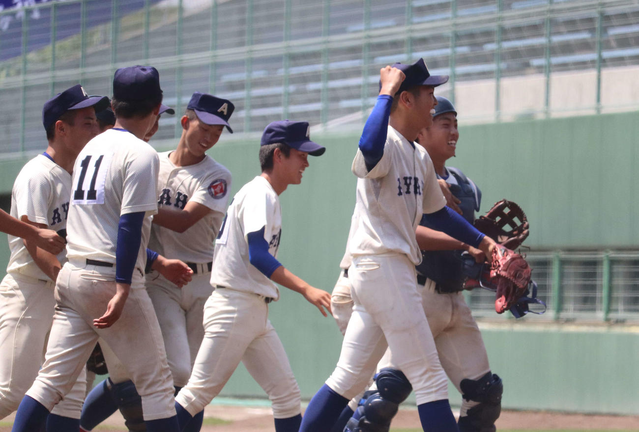 滋賀大会　綾羽対米原　無失点に抑えナインを率いてベンチに帰るエース野川新投手（3年）（撮影・松野奈音）