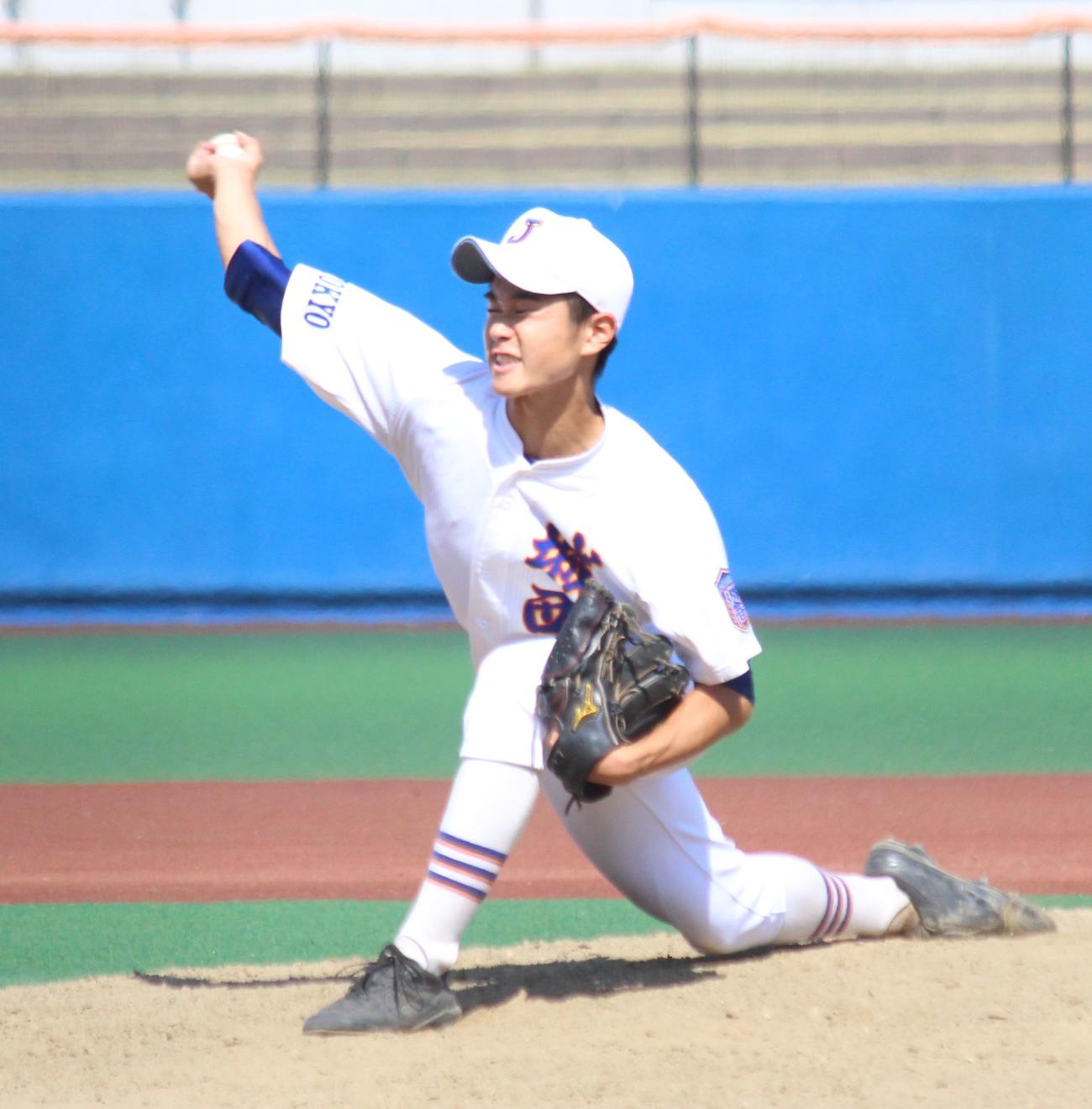 城西対堀越　2番手で登板し力投する城西・馬場（撮影・保坂恭子）