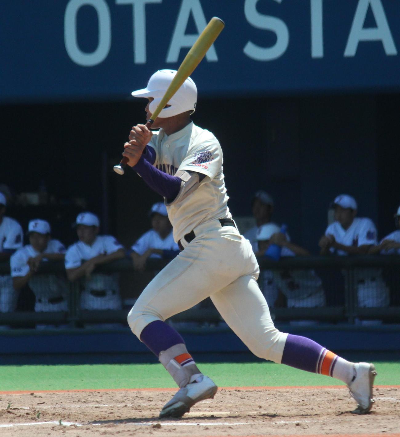 城西対堀越　4回表堀越1死二塁、右前打を放つ中村（撮影・保坂恭子）