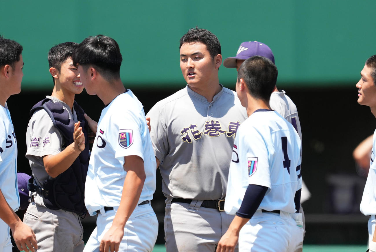 盛岡誠桜対花巻東　盛岡誠桜に勝利し、あいさつする花巻東・佐々木（撮影・菅敏）