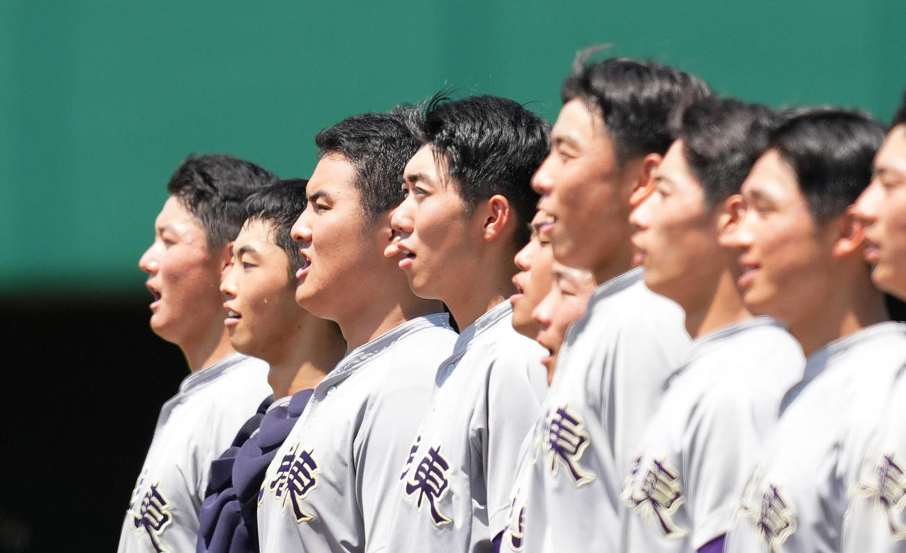 盛岡誠桜対花巻東　盛岡誠桜に勝利し、校歌を歌う花巻東・佐々木（左から3人目）（撮影・菅敏）