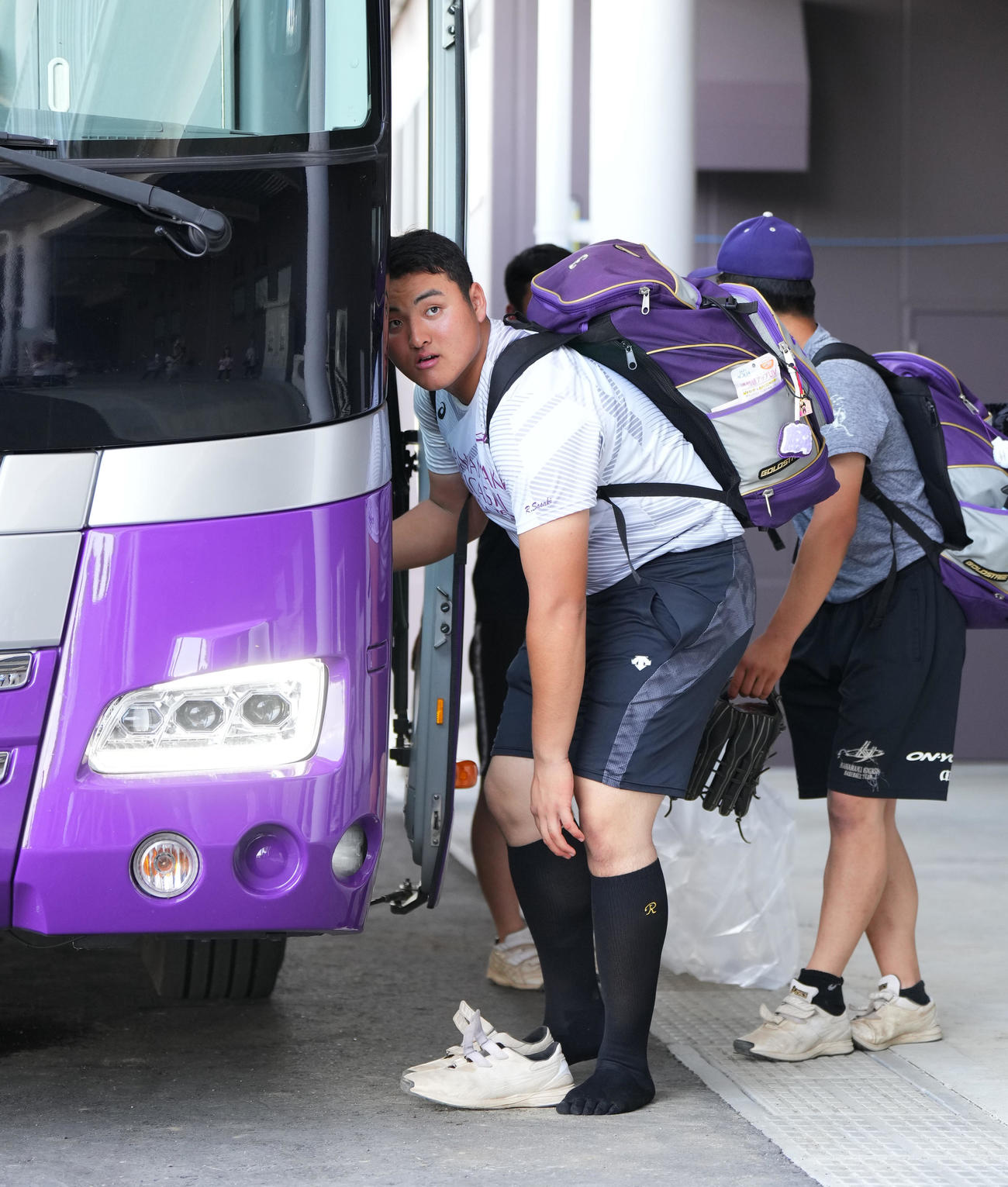 盛岡誠桜対花巻東　試合後、バスに乗り込み引き揚げる花巻東・佐々木（撮影・菅敏）