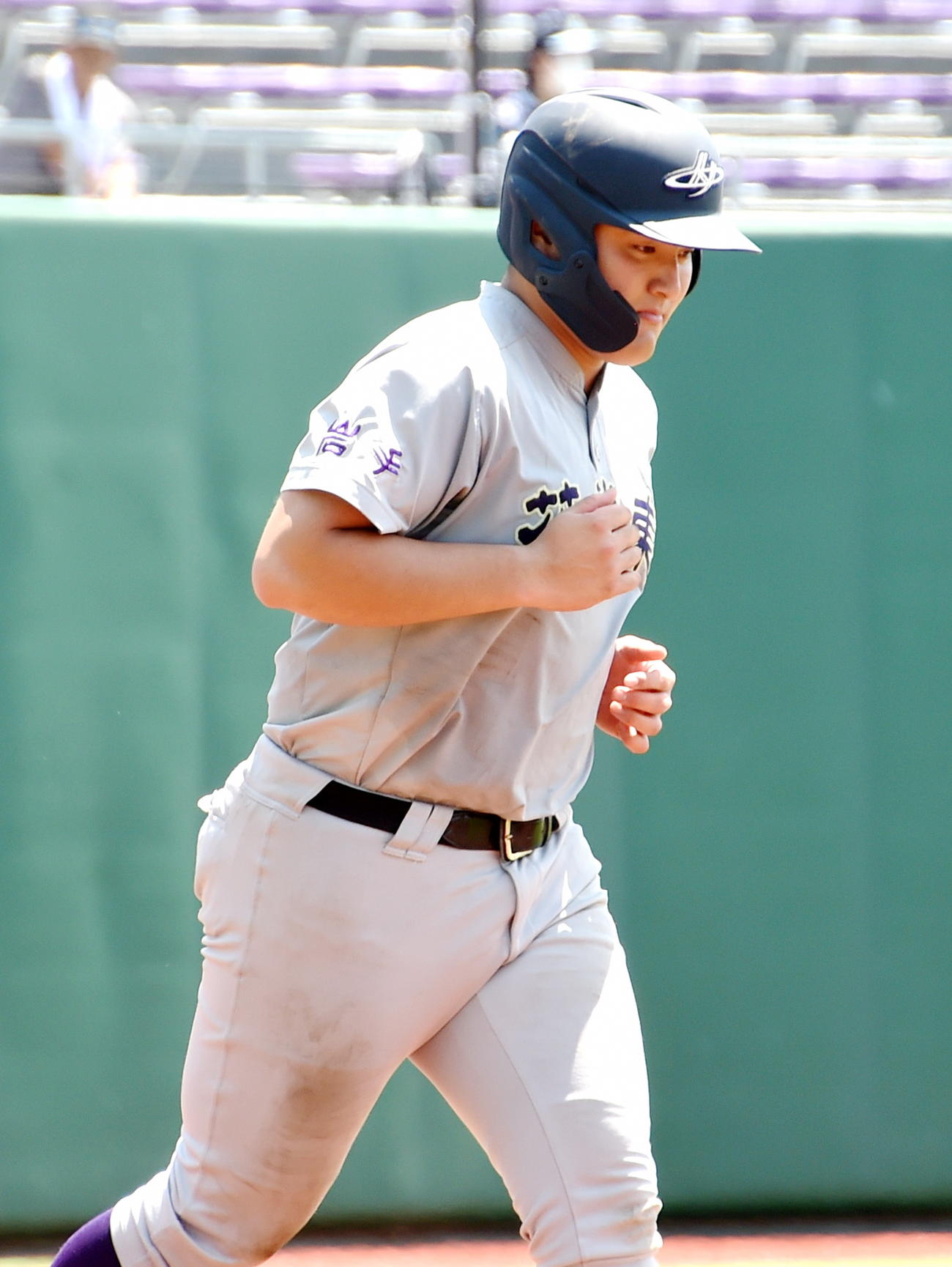 盛岡誠桜対花巻東　6回裏花巻東2死一、二塁、申告敬遠で出塁する佐々木麟（撮影・山田愛斗）