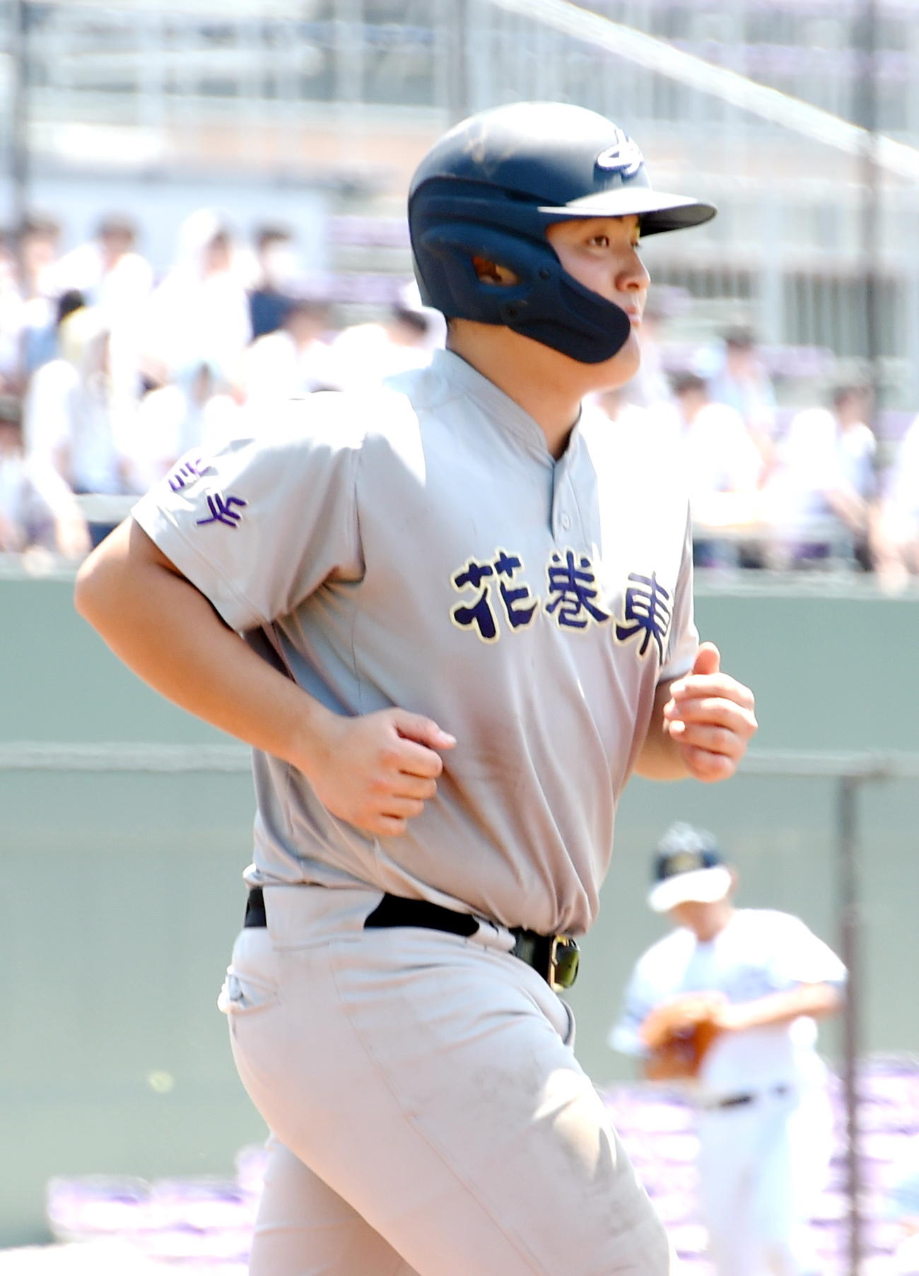 盛岡誠桜対花巻東　6回裏花巻東2死一、二塁、申告敬遠で出塁する佐々木麟（撮影・山田愛斗）