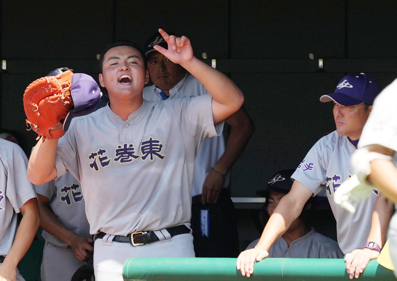 盛岡誠桜対花巻東　3回、ベンチから声を出す花巻東・佐々木。右は佐々木洋監督（撮影・菅敏）