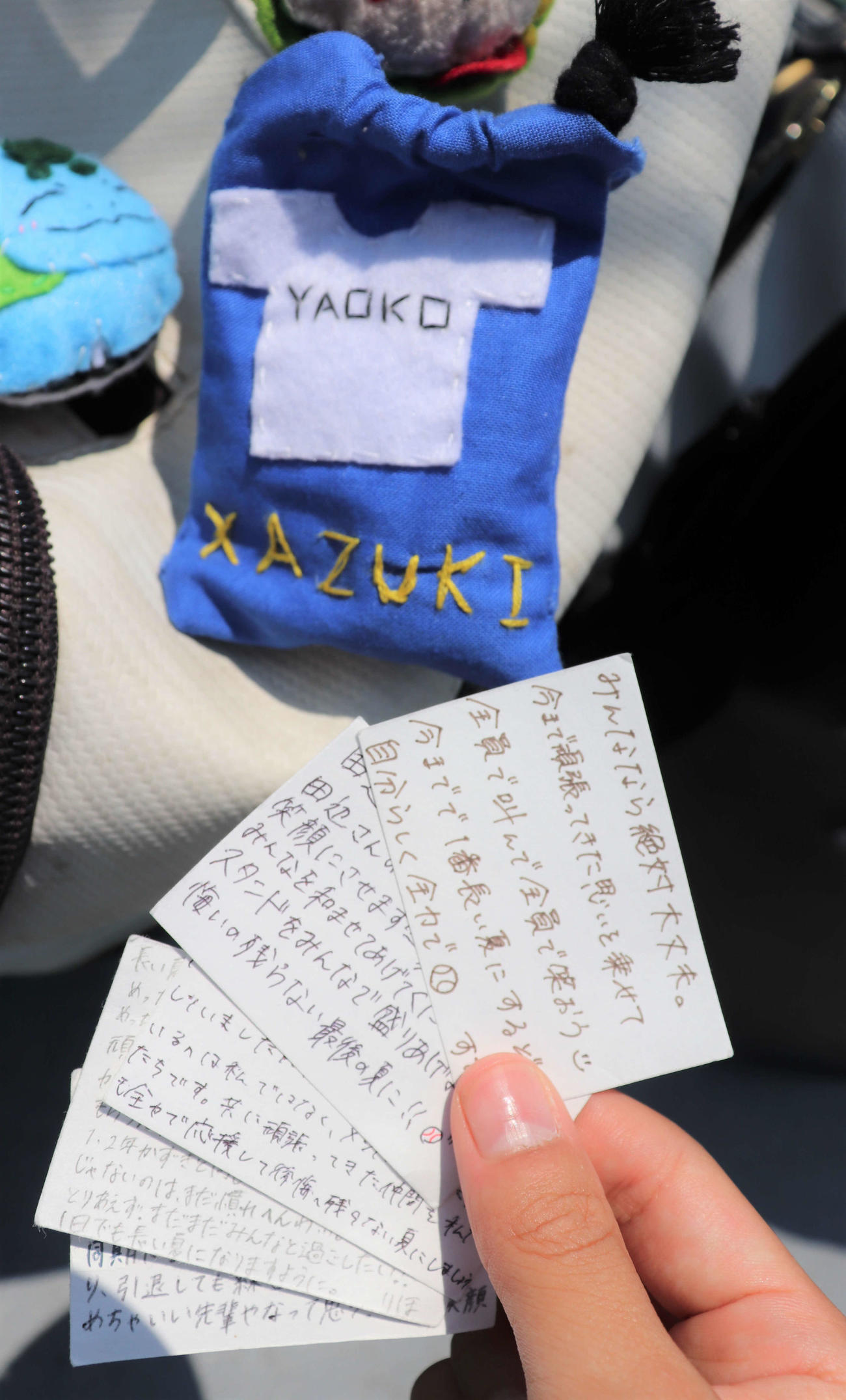 八尾の巾着型のお守り。巾着の中にはマネジャー手書きのメッセージカードが入っている（撮影・中島麗）
