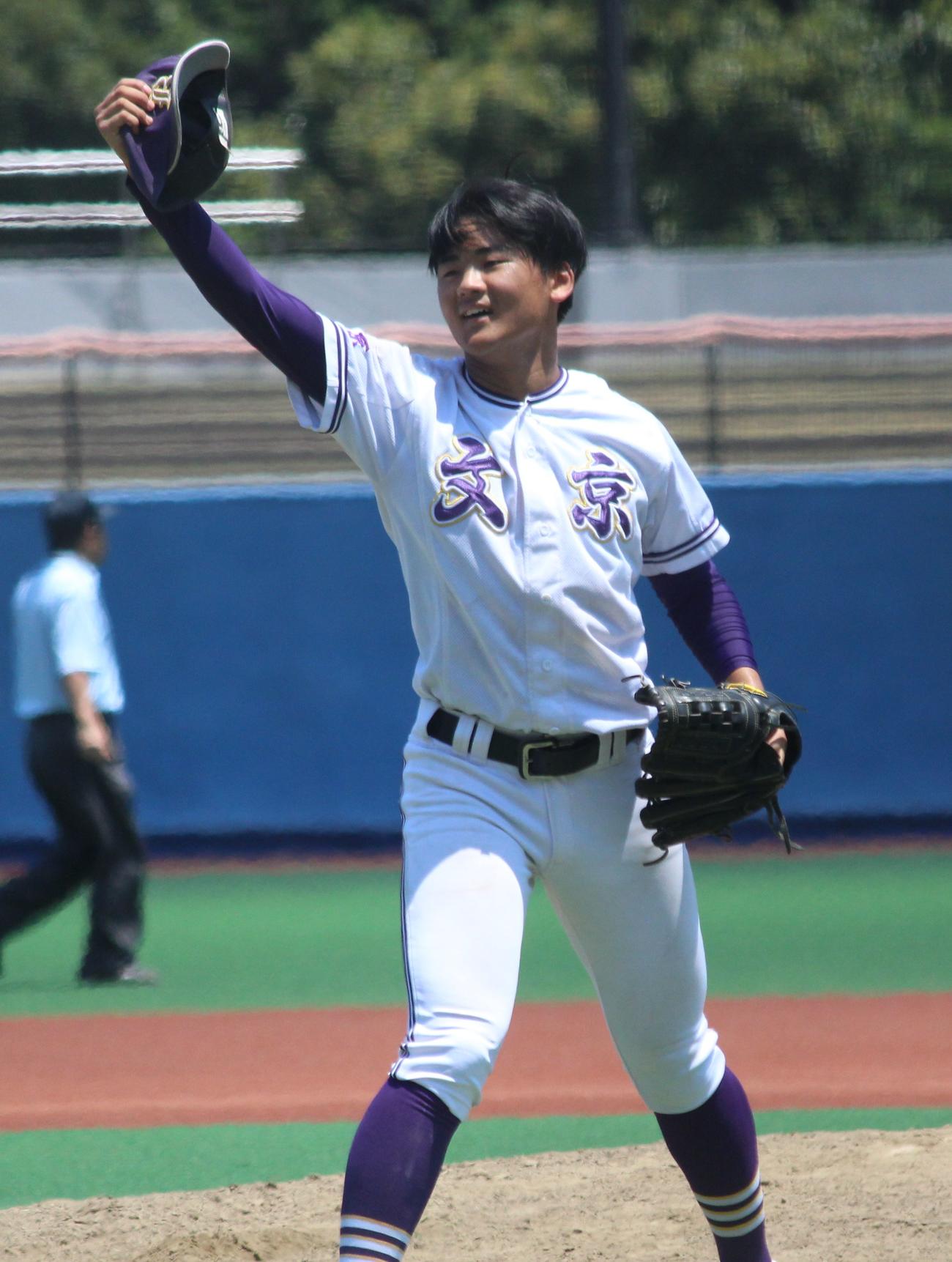 立志舎対文京　勝利しガッツポーズの文京・水野（撮影・保坂恭子）