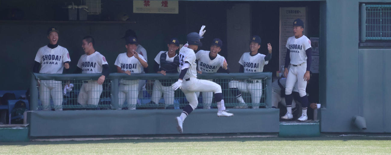 大商大高対高石　勝ち越し点を奪い喜ぶ大商大高ベンチ（撮影・安岡拓磨）