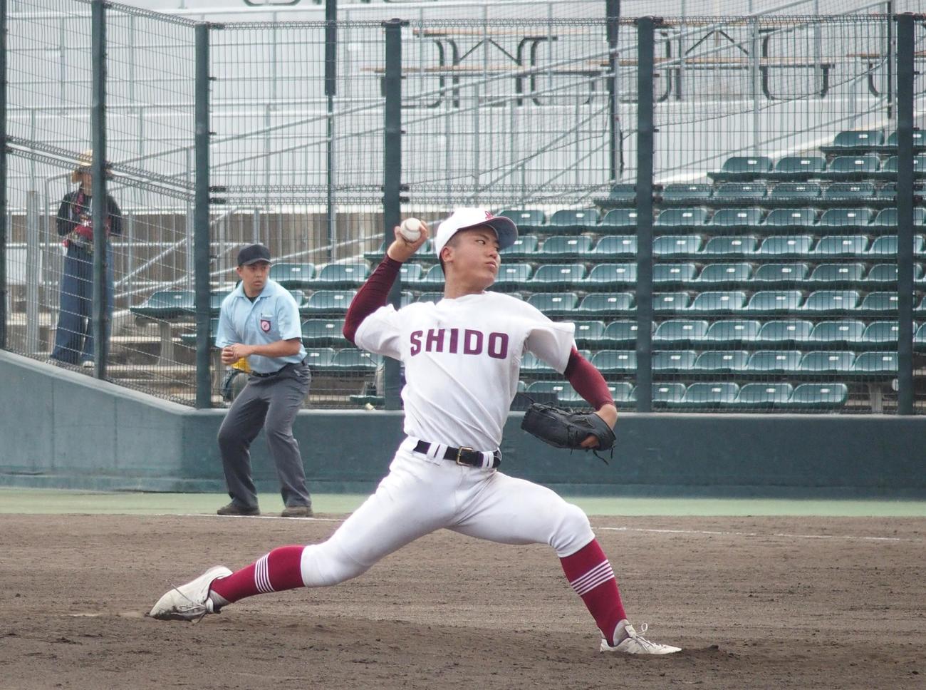志度対高松中央　完投した志度・新鞍（撮影・永田淳）