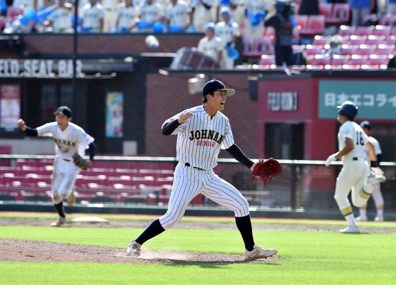 創部初の決勝進出を決め、雄たけびを上げる仙台城南・安住（中央）（撮影・相沢孔志）