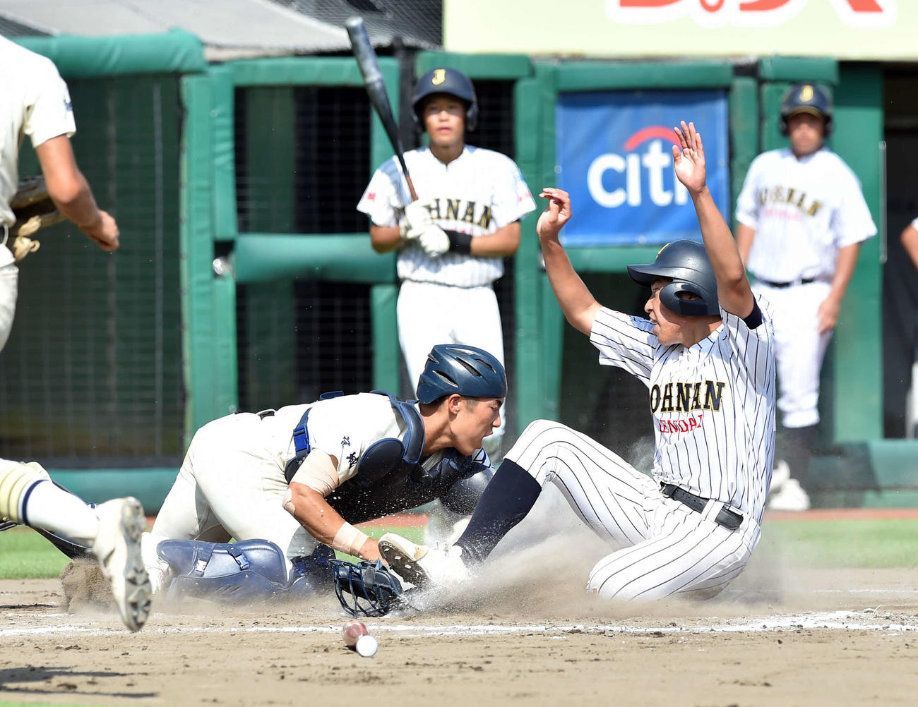 6回、岡村の勝ち越し左犠飛で生還する三走・佐藤龍（右）