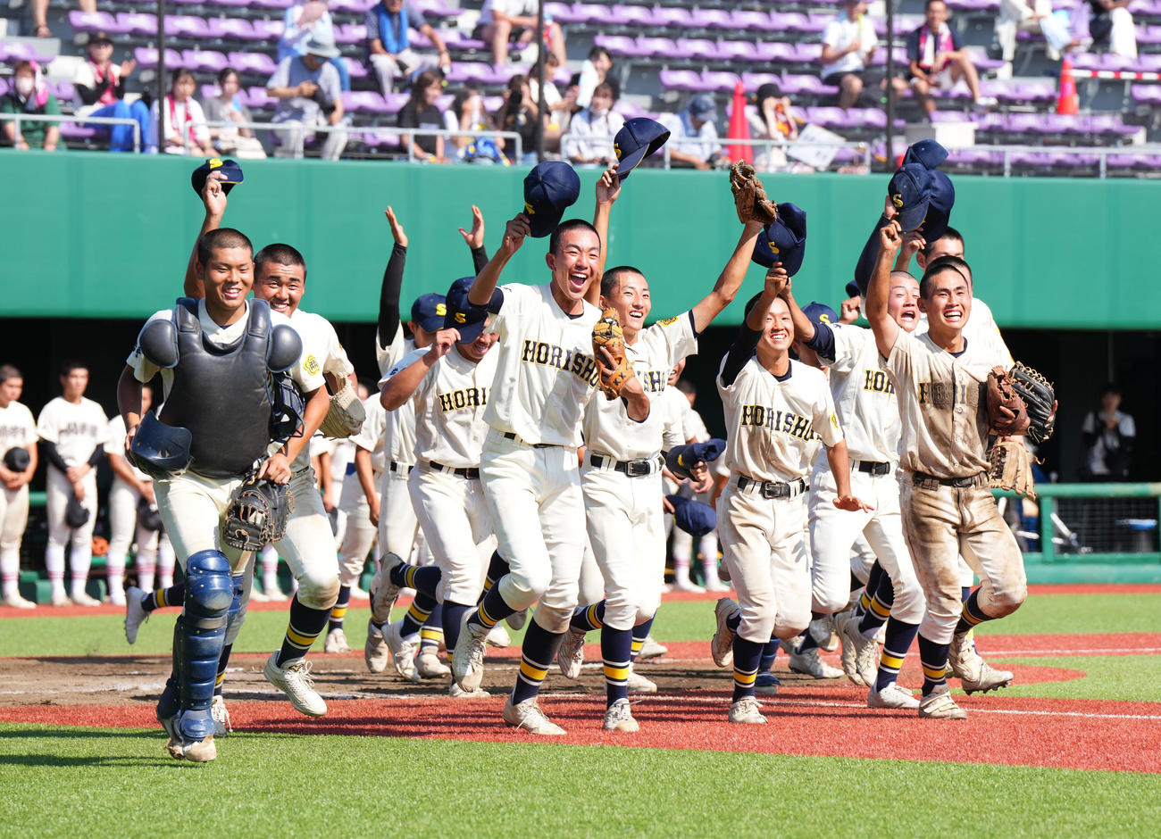 一関学院に勝利し、スタンドに向かってガッツポーズを見せる盛岡商の選手たち