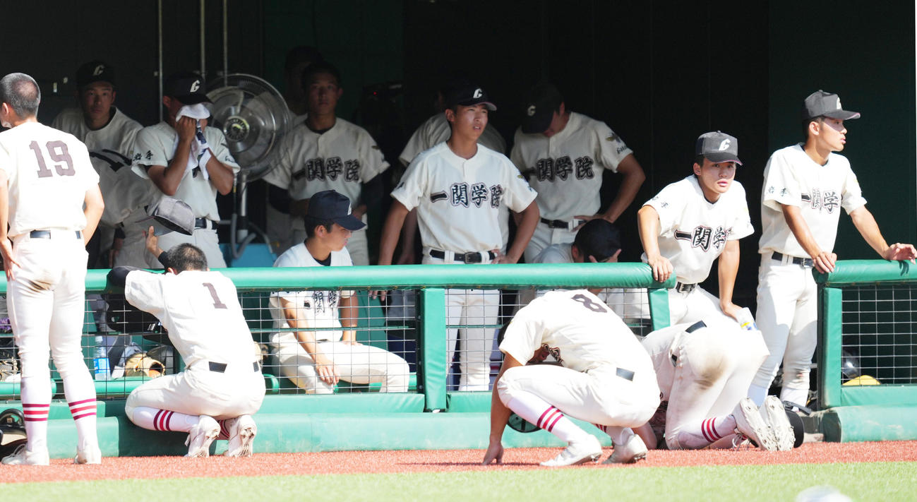 盛岡商に敗れ、がっくりの一関学院ナイン