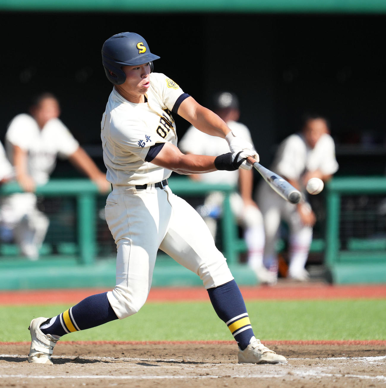 8回、同点適時二塁打を放つ高橋遥