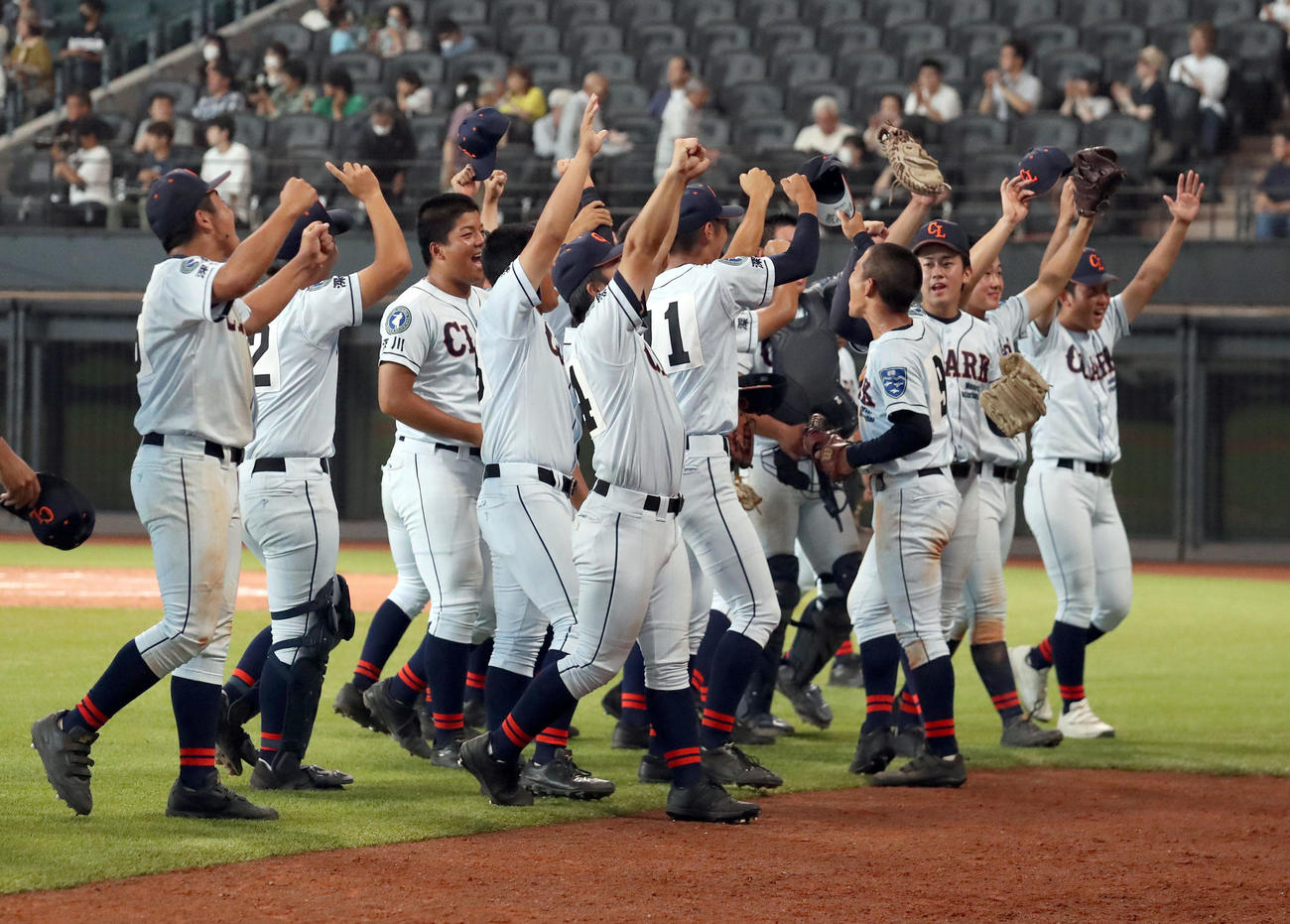 クラーク対白樺学園　10回タイブレークを制し喜び合うクラークナイン（撮影・佐藤翔太）