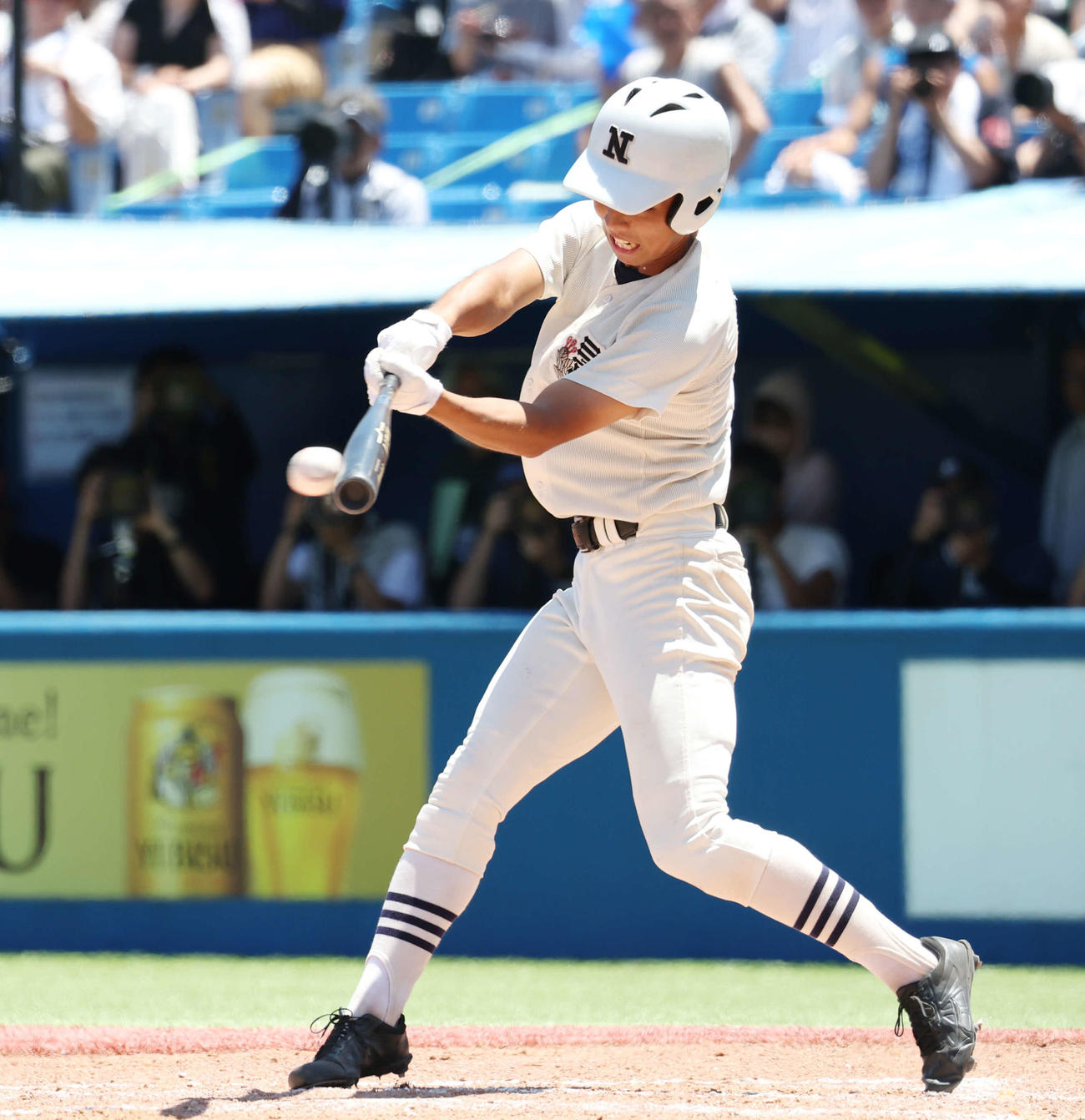 日大鶴ケ丘対日大三　7回裏日大三1死二塁、勝ち越し適時打を放つ古賀（撮影・宮地輝）
