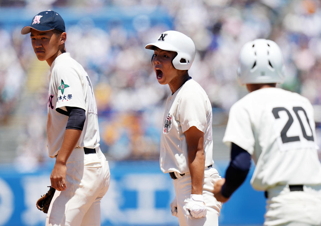 日大鶴ケ丘対日大三　7回裏日大三1死二塁、中前適時打を放ち雄たけびを上げる古賀（中央）（撮影・横山健太）