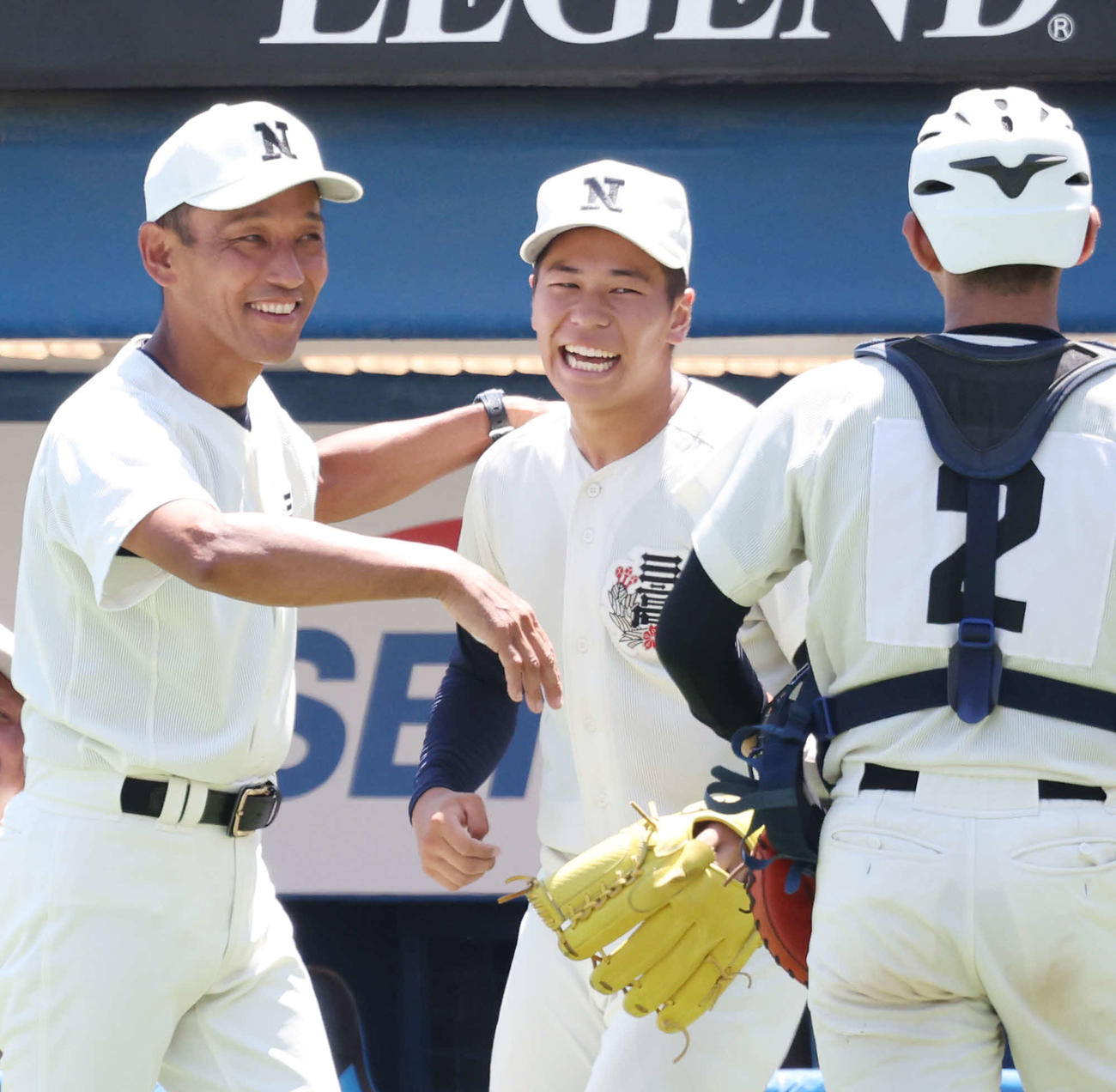 日大鶴ケ丘対日大三　6回表を無失点に抑え、笑顔の日大三・安田（右）をたたえる三木監督（撮影・宮地輝）
