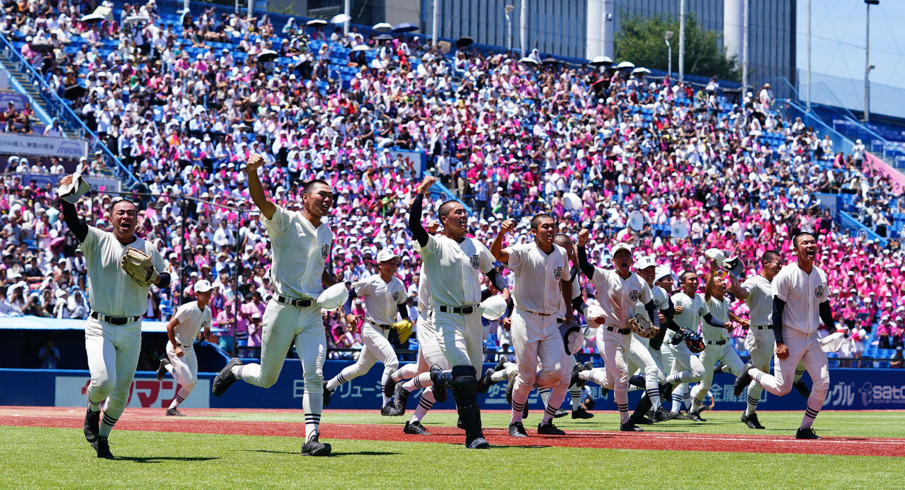 日大鶴ケ丘対日大三　甲子園出場を果たし歓喜する日大三ナイン（撮影・横山健太）