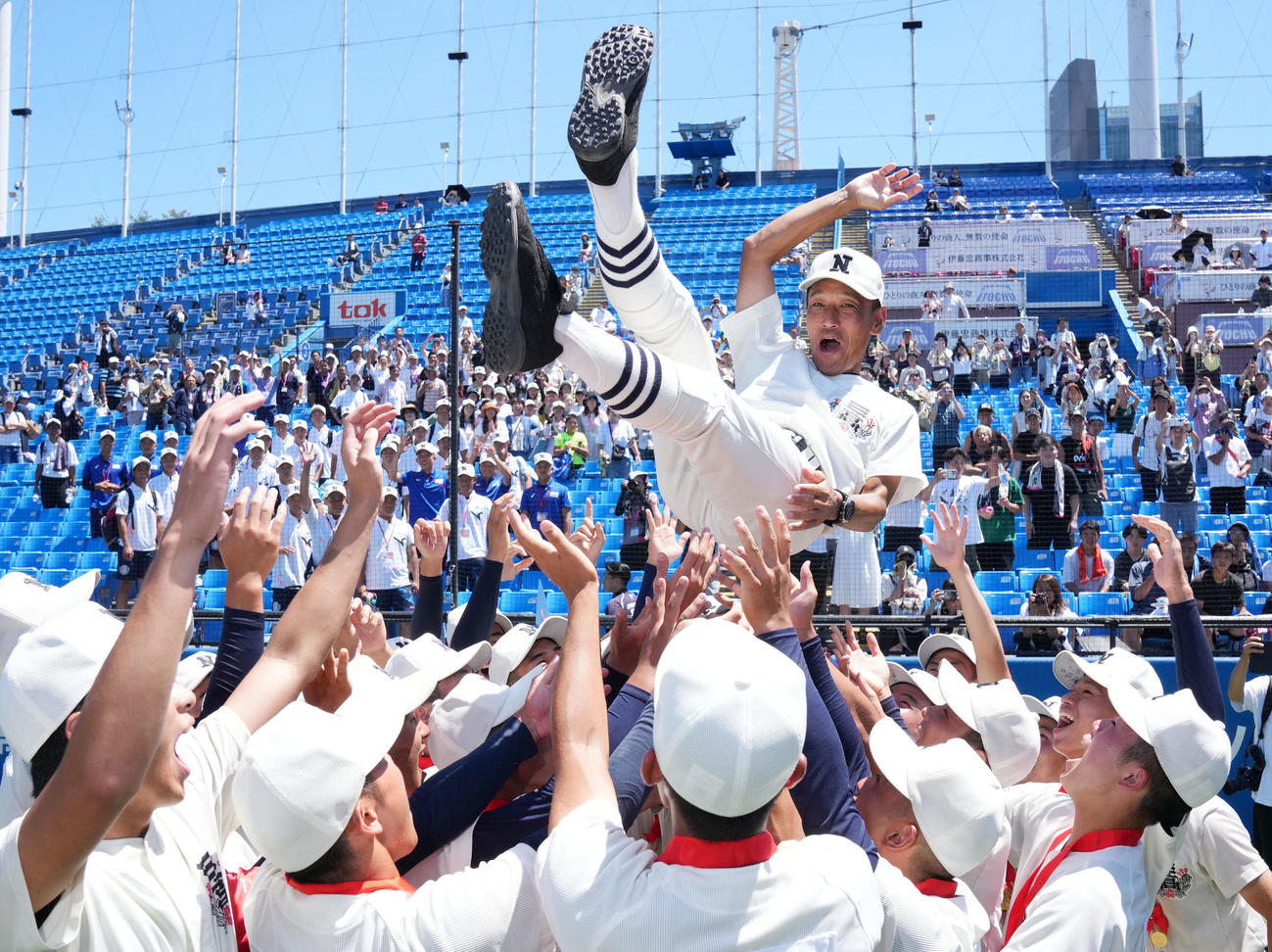 日大鶴ケ丘対日大三　ナインから胴上げされる日大三・三木監督（撮影・横山健太）