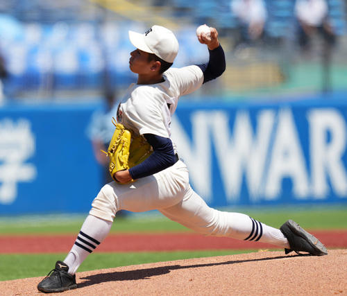 日大三対日大鶴ケ丘　力投する日大三先発の安田（撮影・横山健太）