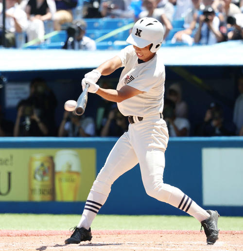 日大鶴ケ丘対日大三　7回裏日大三1死二塁、勝ち越し適時打を放つ古賀（撮影・宮地輝）