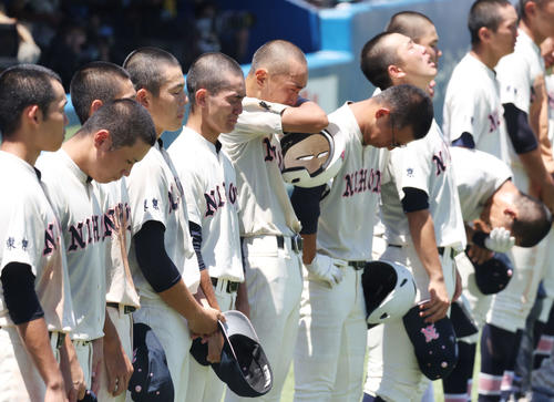 日大鶴ケ丘対日大三　決勝で敗れ、涙を流す日大鶴ケ丘の選手たち（撮影・宮地輝）