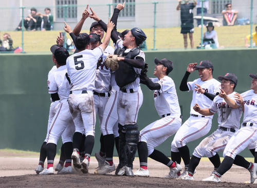 高校野球広島大会決勝　広島商業対広陵　優勝を決め、喜ぶ真鍋慧（左から3人目）ら広陵ナイン（撮影・加藤孝規）