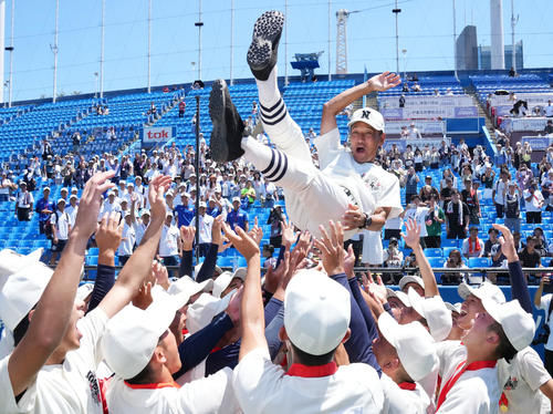 日大鶴ケ丘対日大三　ナインから胴上げされる日大三・三木監督（撮影・横山健太）