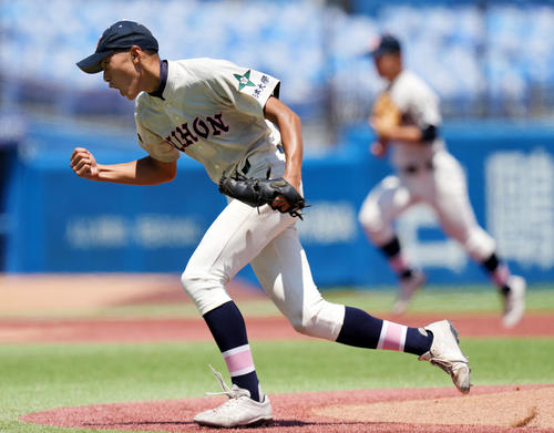 日大鶴ケ丘対日大三　5回裏を無失点に抑えほえる日大鶴ケ丘・比江島（撮影・横山健太）