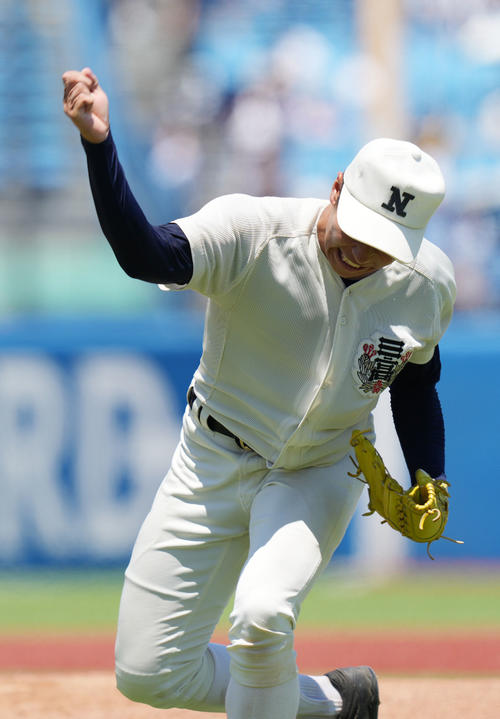 日大三対日大鶴ケ丘　5回表を無失点に抑え力強くガッツポーズする日大三・安田（撮影・横山健太）