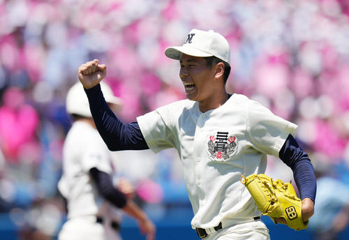 日大鶴ケ丘対日大三　5回表を無失点に抑え力強くガッツポーズする日大三・安田（撮影・横山健太）