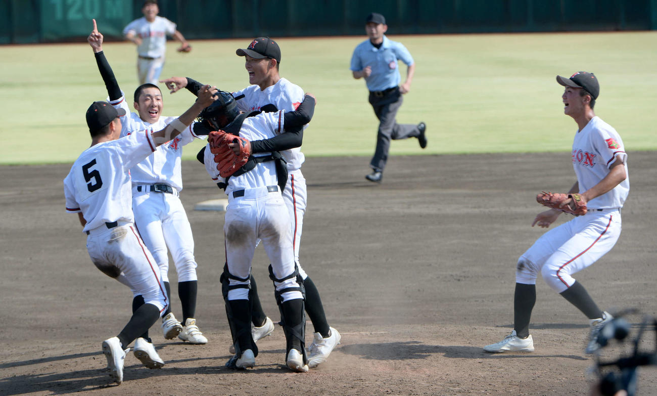優勝の瞬間、抱き合って喜ぶ日大山形ナイン（撮影・浦部歩）