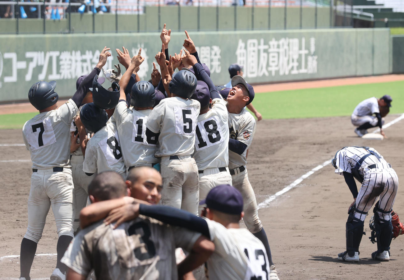 鹿屋中央対神村学園　優勝した神村学園ナインは歓喜の表情（撮影・梅根麻紀）