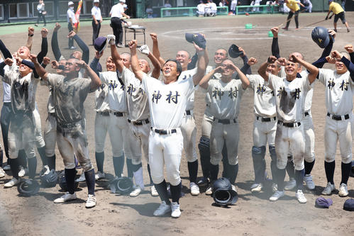 鹿屋中央対神村学園　優勝を飾った神村学園ナインはスタンドの応援団に「最高！！！」のポーズ（撮影・梅根麻紀）