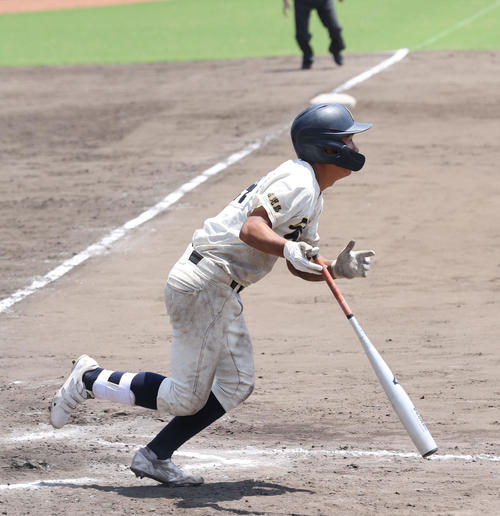 鹿屋中央対神村学園　延長10回裏神村学園1死一、二塁から岩下は右越えにサヨナラ本塁打を放つ（撮影・梅根麻紀）