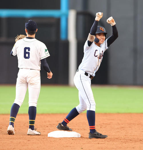 クラーク対旭川明成　5回表クラーク2死二塁、先制となる右前適時打を放ちポーズをする高橋（撮影・佐藤翔太）