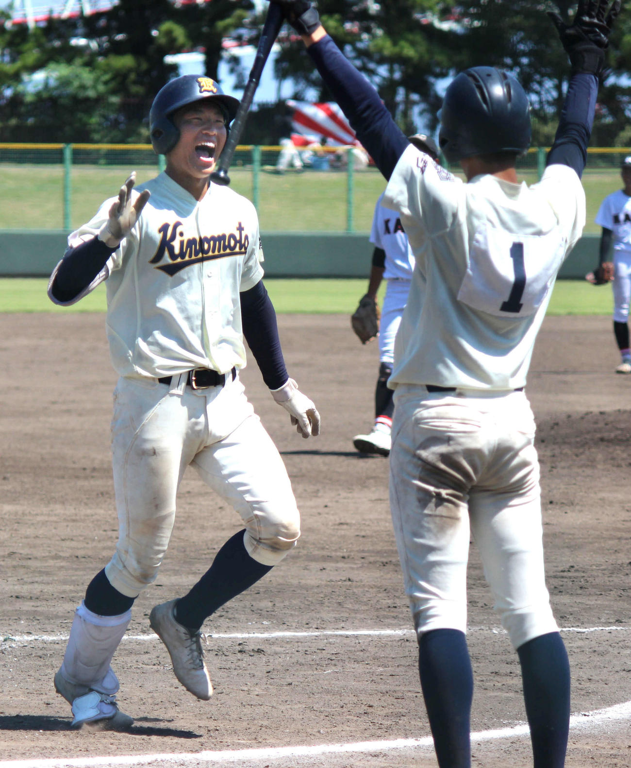 海星戦の3回、右越え本塁打を放ち喜ぶ木本・久保（左）（撮影・柏原誠）
