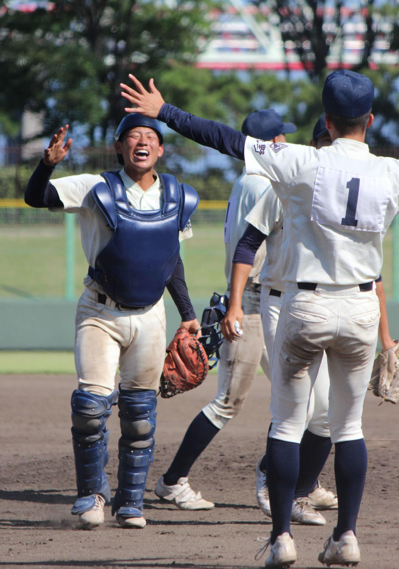 海星に勝利して喜び合う木本・久保（左）と榎本（撮影・柏原誠）