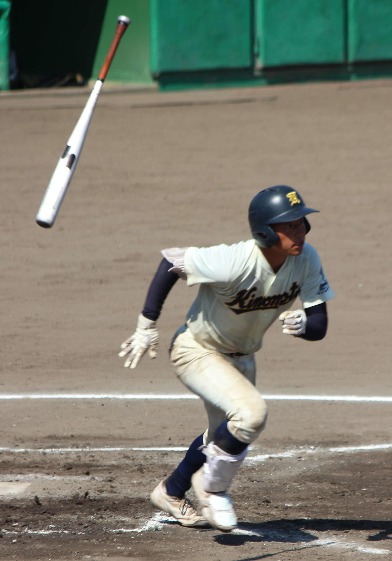 木本対海星　7回、右前打を放つ木本・久保（撮影・柏原誠）