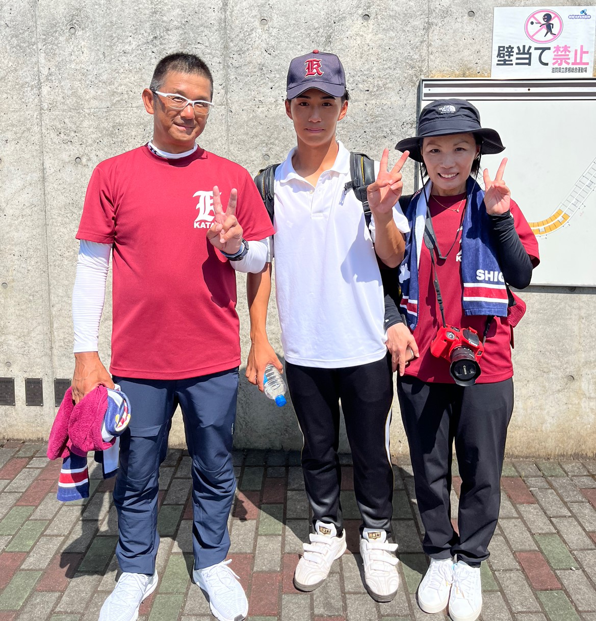 堅田・横谷は試合を終えて家族で記念撮影する（撮影・松野奈音）