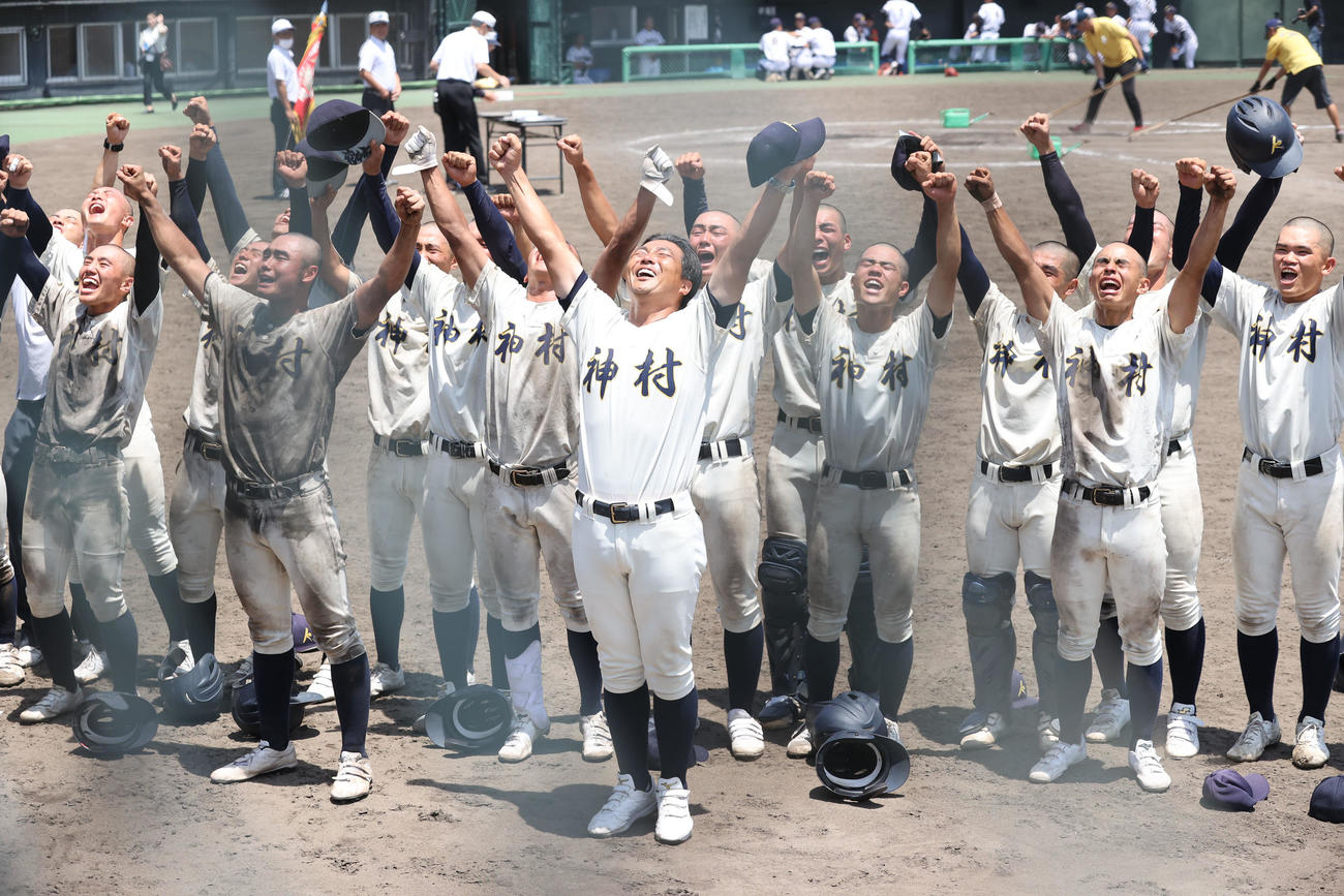 鹿屋中央対神村学園　優勝を飾った神村学園ナインはスタンドの応援団に「最高！！！」のポーズ（撮影・梅根麻紀）