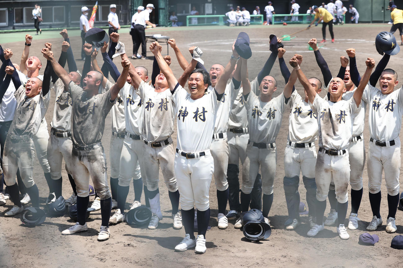 鹿屋中央対神村学園　優勝を飾った神村学園ナインはスタンドの応援団に「最高！！！」のポーズ（撮影・梅根麻紀）