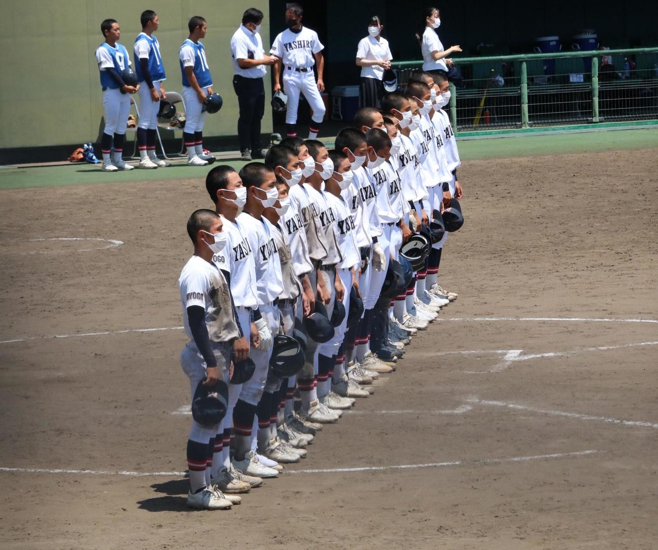 社対市川　社ナインは勝利し、校歌を歌う（撮影・林亮佑）
