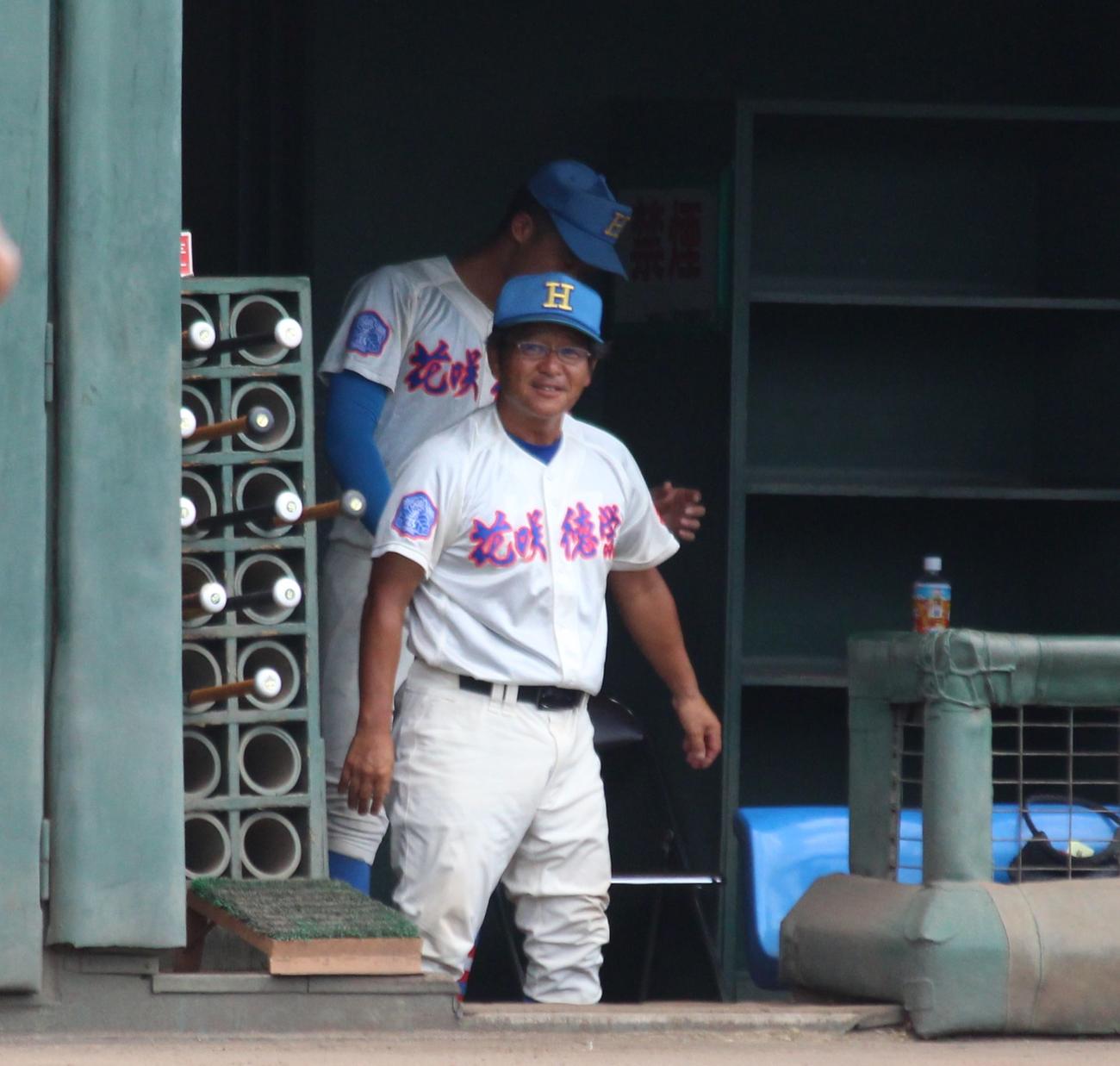 叡明対花咲徳栄　4回裏花咲徳栄、ベンチから笑顔で指示を出す岩井監督（撮影・保坂恭子）