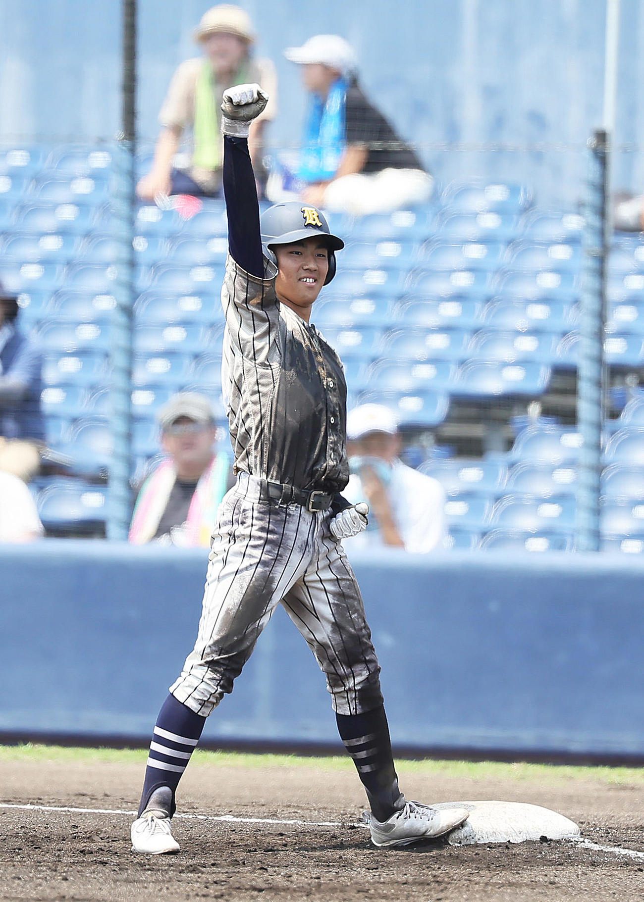 桐生第一対伊勢崎清明　6回表桐生第一2死一、二塁、中山は右前適時打を放ちガッツポーズ（撮影・足立雅史）